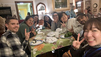 大学生や社会人が集まって各国の手料理を振舞う集まりで、日本食を作った際のもの(手前が私です)<