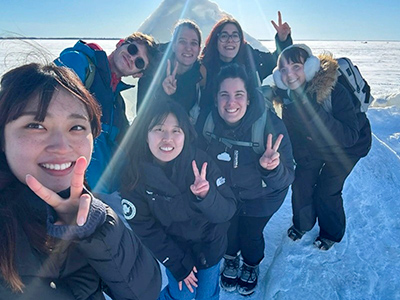 友人と湖の上で（左から2番目）