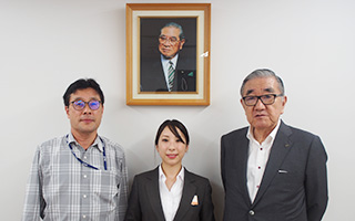 左から事務局長、M・Yさん、理事長
