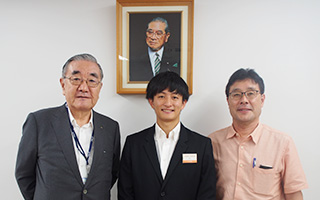 左から理事長、田中湧士さん、事務局長