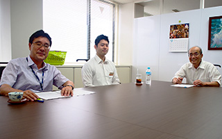 左から事務局長、久保田太河さん、前事務局長