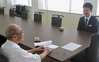 左:前事務局長、右:浅賀雄太郎さん
