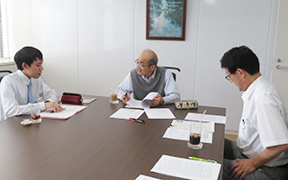 左から高嶋航己さん、前事務局長、事務局長